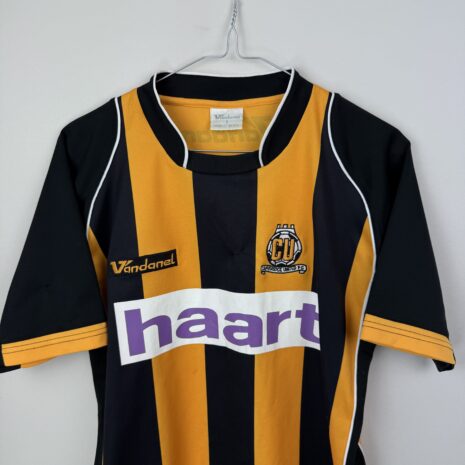 IMG_2188 Cambridge United FC Fußballtrikot, 2007/08 Home, zufriedenstellender Zustand - genähter Stoff auf der Vorderseite und erhebliches Ziehen am Ärmel - Nahaufnahme der Vorderseite