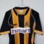 Cambridge United FC Fußballtrikot, 2007/08 Home, zufriedenstellender Zustand - genähter Stoff auf der Vorderseite und erhebliches Ziehen am Ärmel - Nahaufnahme der Vorderseite