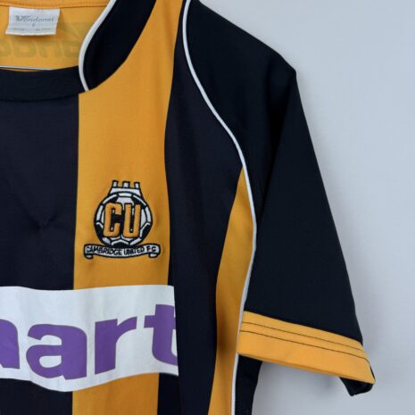 IMG_2189 Cambridge United FC Fußballtrikot, 2007/08 Home, befriedigender Zustand - genähter Stoff auf der Vorderseite und erhebliches Ziehen am Ärmel.weitere Ansicht 3