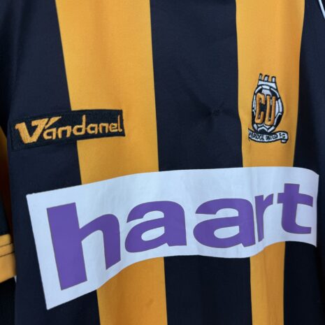 IMG_2190 Cambridge United FC Fußballtrikot, 2007/08 Home, befriedigender Zustand - genähter Stoff auf der Vorderseite und erhebliches Ziehen am Ärmel.zusätzliche Ansicht 4