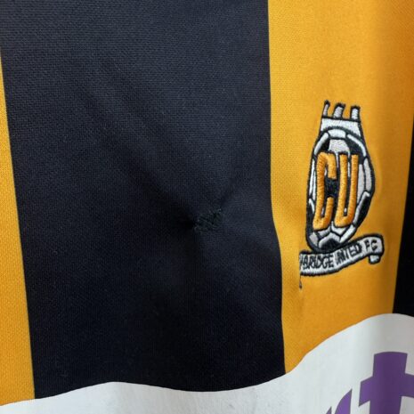 IMG_2191 Cambridge United FC Fußballtrikot, 2007/08 Home, zufriedenstellender Zustand - genähter Stoff auf der Vorderseite und erhebliches Ziehen am Ärmel - siehe extra 5