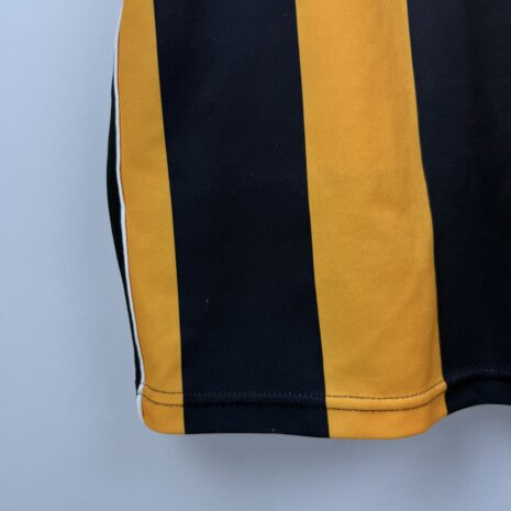 IMG_2192 Cambridge United FC Fußballtrikot, 2007/08 Home, befriedigender Zustand - genähter Stoff auf der Vorderseite und erhebliches Ziehen am Ärmel.zusätzliche Ansicht 6