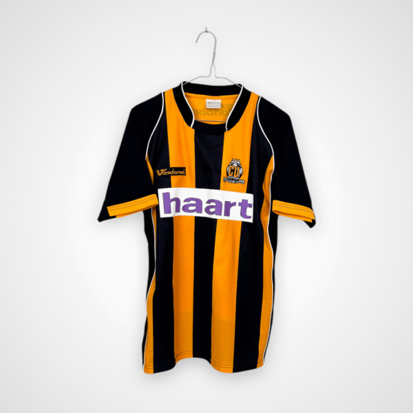 Koszulka piłkarska Cambridge United FC, 2007/08 Home, stan zadowalający - zaszyty materiał na froncie oraz spore zaciągnięcie na rękawku.