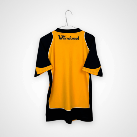 Photoroom_021_20250427_161327 Cambridge United FC Fußballtrikot, 2007/08 Home, zufriedenstellender Zustand - genähter Stoff auf der Vorderseite und erhebliches Ziehen am Ärmel - Rückansicht