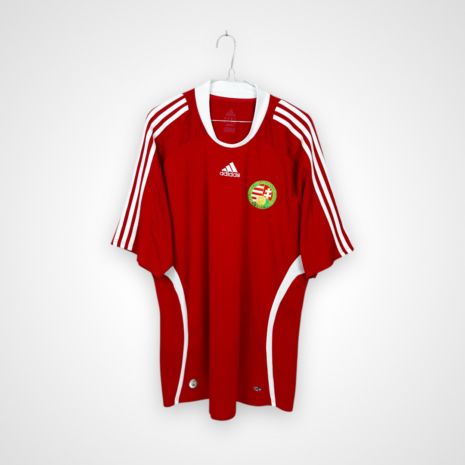 Koszulka piłkarska Węgry, 2008/10 Home, stan dobry - trzy mikro zaciągnięcia, drobna dziurka na karku oraz niewielkie zabrudzenie na plecach.