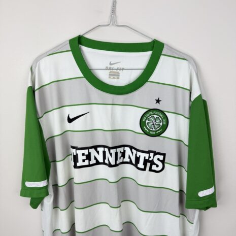 IMG_3577 Celtic FC Fußballtrikot, 2011/12 Away, sehr guter Zustand - ein paar Mikroflecken auf dem Rücken und kleine Zerrungen am Ärmel - Nahaufnahme der Vorderseite