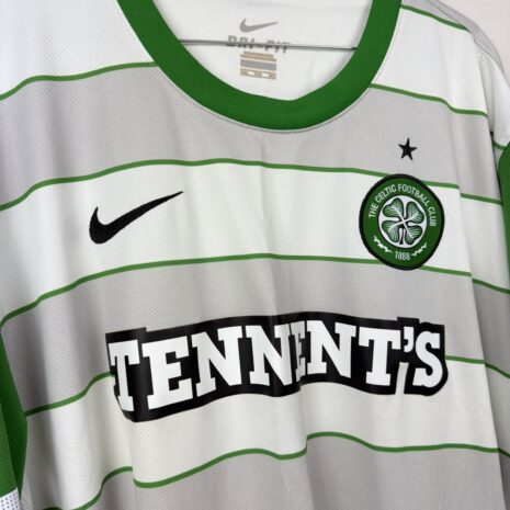IMG_3579 Celtic FC Fußballtrikot, 2011/12 Away, sehr guter Zustand - ein paar Mikroflecken auf dem Rücken und kleine Zerrungen am Ärmel.weitere Ansicht 4