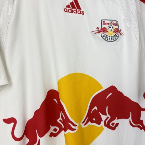 IMG_3602 Red Bull Salzburg Fußballtrikot, 2007/09 Home, sehr guter Zustand - ein paar Mikroflecken am Ärmel - Nahaufnahme der Vorderseite