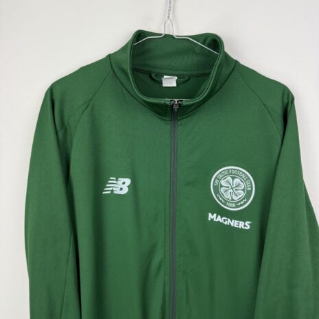 IMG_5288 Celtic FC Fußballtrikot, Saison 2018/19, in einwandfreiem Zustand – Nahaufnahme der Vorderseite