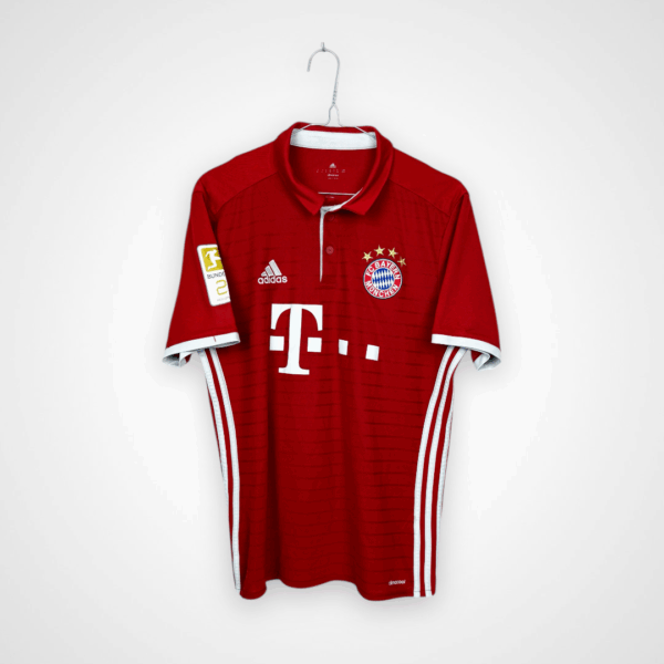 Koszulka piłkarska FC Bayern Monachium, 2016/17 Home, stan zadowalający - ślad po zaszytej dziurce na rękawku, kilka zaciągnięć oraz popękany nadruk na plecach.-