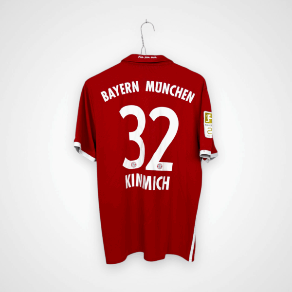 Koszulka piłkarska FC Bayern Monachium, 2016/17 Home, stan zadowalający - ślad po zaszytej dziurce na rękawku, kilka zaciągnięć oraz popękany nadruk na plecach.