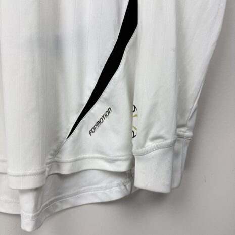 IMG_6312 Legia Warschau Fußballtrikot, 2006/07 Home, schlechter Zustand - ein paar Löcher auf dem linken Ärmel, ein Riss auf dem Vereinswappen, ein kleiner Fleck und ein Riss auf der