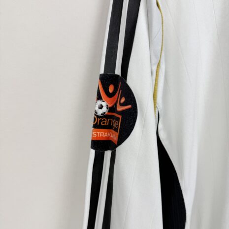 IMG_6313 Legia Warschau Fußballtrikot, 2006/07 Home, schlechter Zustand - ein paar Löcher auf dem linken Ärmel, ein Riss auf dem Vereinswappen, ein kleiner Fleck und ein Riss auf der