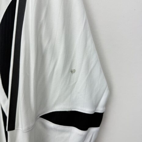 IMG_6314 Legia Warschau Fußballtrikot, 2006/07 Home, schlechter Zustand - ein paar Löcher auf dem linken Ärmel, ein Riss auf dem Vereinswappen, ein kleiner Fleck und ein Riss auf der