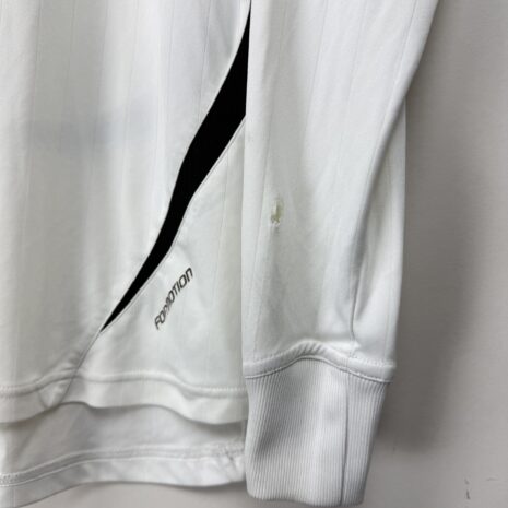 IMG_6315 Legia Warschau Fußballtrikot, 2006/07 Home, schlechter Zustand - ein paar Löcher auf dem linken Ärmel, ein Riss auf dem Vereinswappen, ein kleiner Fleck und ein Riss auf der