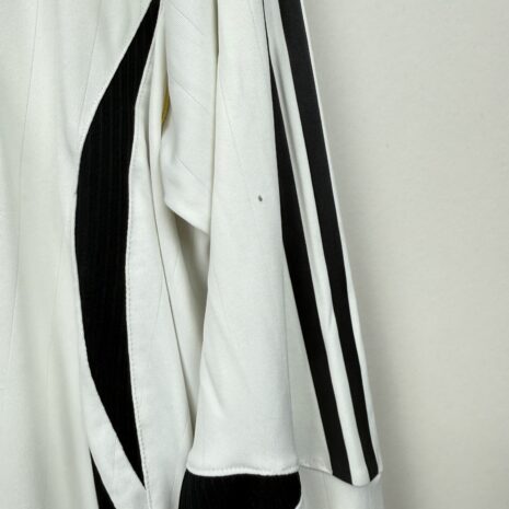 IMG_6316 Legia Warschau Fußballtrikot, 2006/07 Home, schlechter Zustand - ein paar Löcher auf dem linken Ärmel, ein Riss auf dem Vereinswappen, ein kleiner Fleck und ein Riss auf der
