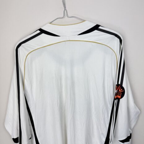 IMG_6317 Legia Warschau Fußballtrikot, 2006/07 Home, schlechter Zustand - ein paar Löcher auf dem linken Ärmel, ein Riss auf dem Vereinswappen, ein kleiner Fleck und ein Riss auf der