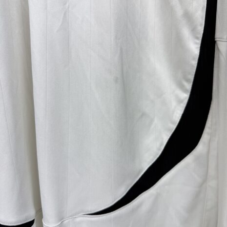 IMG_6318 Legia Warschau Fußballtrikot, 2006/07 Home, schlechter Zustand - ein paar Löcher auf dem linken Ärmel, ein Riss auf dem Vereinswappen, ein kleiner Fleck und ein Riss auf der