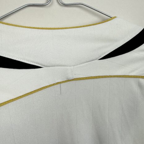 IMG_6319 Legia Warschau Fußballtrikot, 2006/07 Home, schlechter Zustand - ein paar Löcher auf dem linken Ärmel, ein Riss auf dem Vereinswappen, ein kleiner Fleck und ein Riss auf der