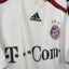 Koszulka piłkarska FC Bayern Monachium, 2006/08 Away, stan zadowalający - nieznacznie uszkodzony nadruk sponsora na froncie, zaciągnięcie oraz mikro plamka.- widok