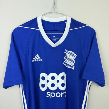 IMG_7196 Fußballtrikot des Birmingham City FC, 2017/18 Heimtrikot, Zustand: einwandfrei – Nahaufnahme der Vorderseite