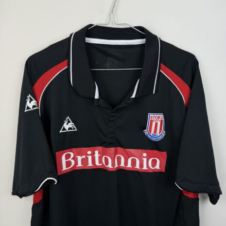 IMG_7200 Koszulka piłkarska Stoke City FC, 2009/10 Away, stan bardzo dobry - starta nalepka z rozmiarem na karku oraz popękana nalepka u dołu koszulki na froncie.- zbliżenie