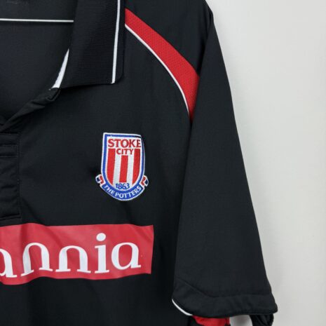 IMG_7201 Koszulka piłkarska Stoke City FC, 2009/10 Away, stan bardzo dobry - starta nalepka z rozmiarem na karku oraz popękana nalepka u dołu koszulki na froncie.- widok