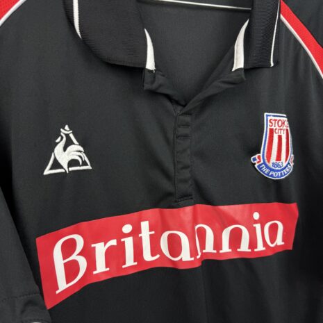 IMG_7202 Koszulka piłkarska Stoke City FC, 2009/10 Away, stan bardzo dobry - starta nalepka z rozmiarem na karku oraz popękana nalepka u dołu koszulki na froncie.- widok