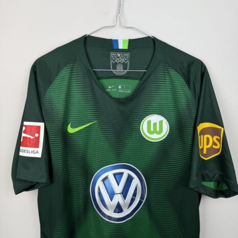 IMG_7313 VFL Wolfsburg Fußballtrikot, 2018/19 Home, guter Zustand - leicht beschädigter Sponsoraufdruck auf der Vorderseite und abblätternder Bundesliga-Aufnäher auf dem Ärmel.-.
