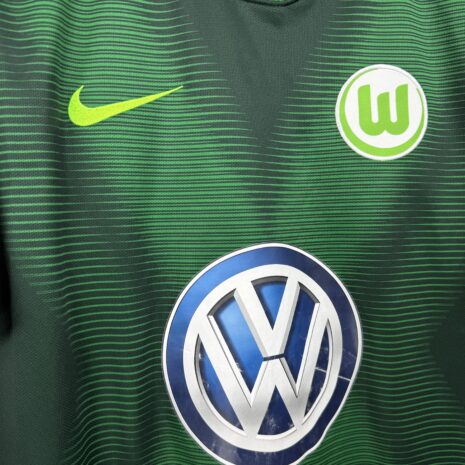 IMG_7314 VFL Wolfsburg Fußballtrikot, 2018/19 Home, guter Zustand - leicht beschädigter Sponsoraufdruck auf der Vorderseite und abblätternder Bundesliga-Aufnäher auf dem Ärmel.-.