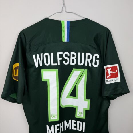 IMG_7316 VFL Wolfsburg Fußballtrikot, 2018/19 Home, guter Zustand - leicht beschädigter Sponsoraufdruck auf der Vorderseite und abblätternder Bundesliga-Aufnäher auf dem Ärmel.-.