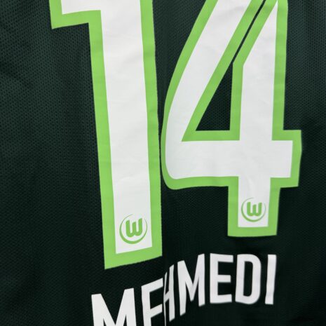 IMG_7318 VFL Wolfsburg Fußballtrikot, 2018/19 Home, guter Zustand - leicht beschädigter Sponsoraufdruck auf der Vorderseite und abblätternder Bundesliga-Aufnäher auf dem Ärmel.-.