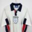 England Fußballtrikot, 1998/00 Home, befriedigender Zustand - Mikroeinrisse auf der Vorderseite, einige kleine Flecken und beschädigter Aufdruck auf der Rückseite - Nahaufnahme auf