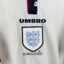 England Fußballtrikot, 1998/00 Home, befriedigender Zustand - Mikrorisse auf der Vorderseite, ein paar kleine Flecken und beschädigter Aufdruck auf der Rückseite.ansehen