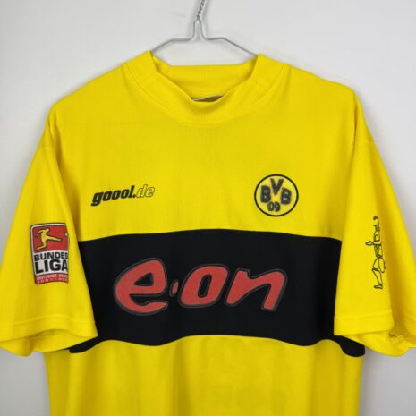 IMG_8558 Borussia Dortmund Fußballtrikot, 2002/03 Home, befriedigender Zustand - ein paar Mikroflecken und Flecken und ein beschädigtes Wappen - Nahaufnahme auf der Vorderseite