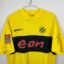 Borussia Dortmund Fußballtrikot, 2002/03 Home, befriedigender Zustand - ein paar Mikroflecken und Flecken und ein beschädigtes Wappen - Nahaufnahme auf der Vorderseite