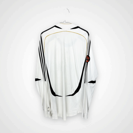 Photoroom_003_20250607_132852 Legia Warschau Fußballtrikot, 2006/07 Home, schlechter Zustand - ein paar Löcher auf dem linken Ärmel, ein Riss auf dem Vereinswappen, ein kleiner Fleck und ein Riss auf der