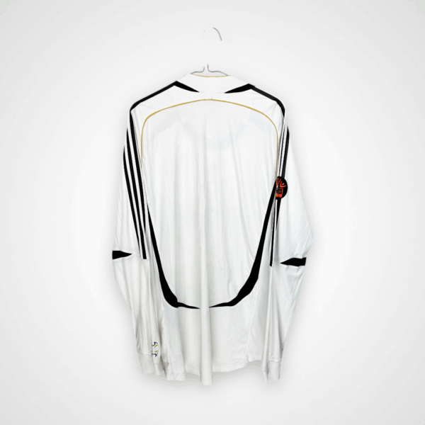 Legia Warschau Fußballtrikot, 2006/07 Home, schlechter Zustand - ein paar Löcher auf dem linken Ärmel, ein Riss auf dem Vereinswappen, ein kleiner Fleck und ein Riss auf der