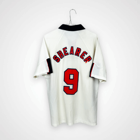 England Fußballtrikot, 1998/00 Home, befriedigender Zustand - Mikroeinrisse auf der Vorderseite, ein paar kleine Flecken und beschädigter Aufdruck auf der Rückseite.