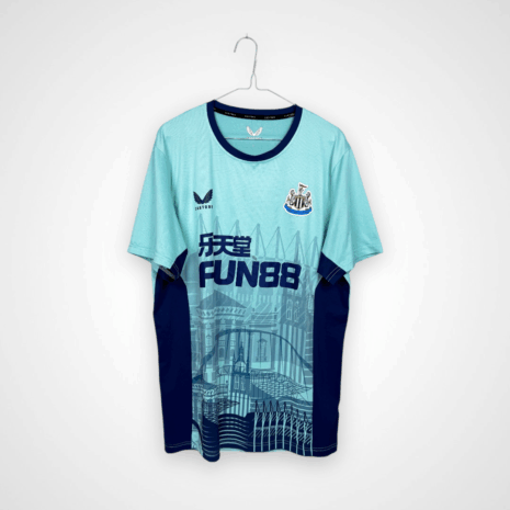 Newcastle United FC Fußballtrikot, 2022/23 Fourth, befriedigender Zustand - ein paar Mikroflecken auf der Vorderseite und am Ärmel und leichtes Ziehen am Rücken.
