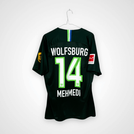 VFL Wolfsburg Fußballtrikot, 2018/19 Home, guter Zustand - leicht beschädigter Sponsorenaufdruck auf der Vorderseite und abblätternder Bundesliga-Aufnäher am Ärmel.