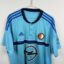 Feyenoord Rotterdam Fußballtrikot, 2016/17 Away, zufriedenstellender Zustand - einige deutliche Verschmutzungen des Materials - Nahaufnahme auf der Vorderseite