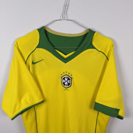 IMG_1332 Brasilien Fußballtrikot, 2004/06 Home, sehr guter Zustand - ein paar Mikrostiche - Nahaufnahme auf der Vorderseite