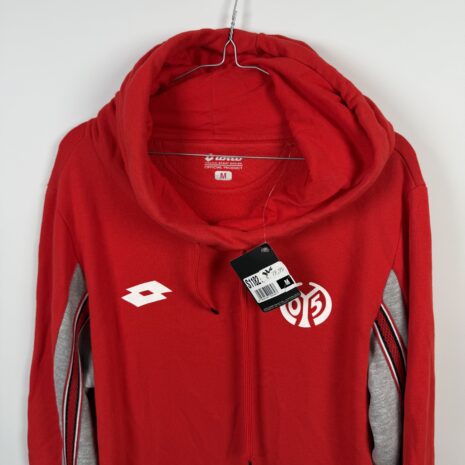 IMG_2033 Fußballtrikot FSV Mainz 05, 2015/16, Zustand bnwt - Sweatshirt neu, mit Tags - Nahaufnahme auf der Vorderseite
