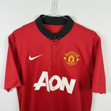 IMG_3551 Manchester United Fußballtrikot, 2013/14 Home, zufriedenstellender Zustand - ein Zug auf der Vorderseite und ein Mikroloch im Nacken - Nahaufnahme der Vorderseite