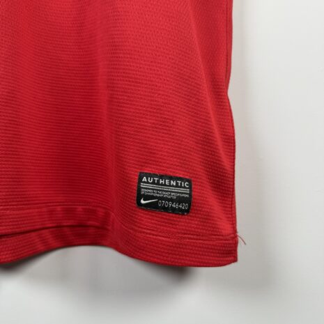 IMG_3555 Manchester United Fußballtrikot, 2013/14 Home, zufriedenstellender Zustand - ein Zug auf der Vorderseite und ein Mikroloch im Nacken.zusätzliche Ansicht 6