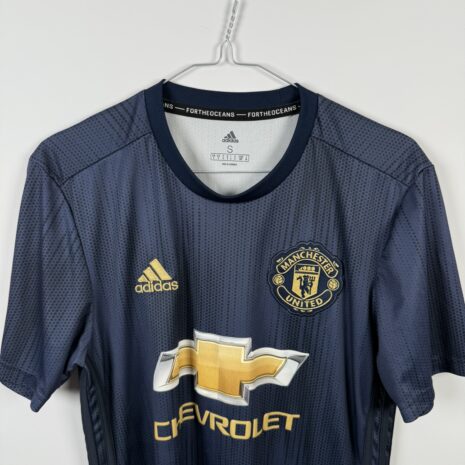 IMG_3608 Manchester United Fußballtrikot, 2018/19 Third, sehr guter Zustand - der 'Chevrolet'-Druck ist klebrig, dies stört aber nicht beim täglichen Gebrauch - Nahaufnahme auf