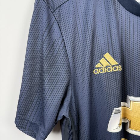 IMG_3610 Manchester United Fußballtrikot, 2018/19 Third, sehr guter Zustand - der 'Chevrolet'-Druck ist klebrig, das stört aber nicht beim täglichen Gebrauch.Ansicht