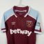 West Ham United FC Fußballtrikot, 2021/22 Home, sehr guter Zustand - ein paar Mikrostiche auf dem Rücken - Nahaufnahme der Vorderseite