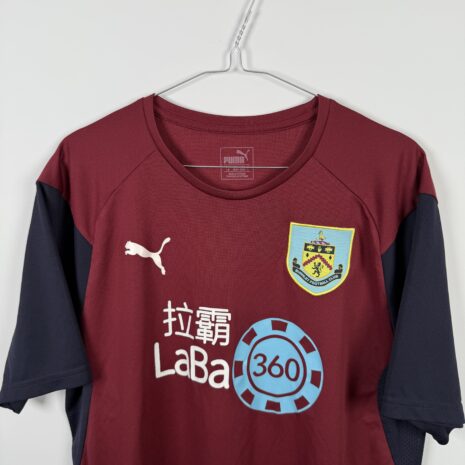 IMG_4294 Burnley FC Fußballtrikot, Saison 2018/19, sehr guter Zustand – der Sponsoraufdruck auf der Vorderseite ist leicht rissig. – Nahaufnahme der Vorderseite